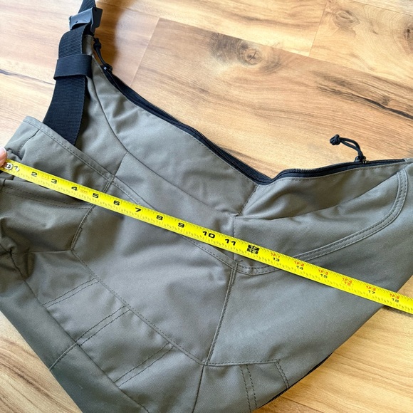 Lowepro Passport Sling Camera Bag for DSLR Photography & Travel Camera Bag Olive - Picture 5 of 10